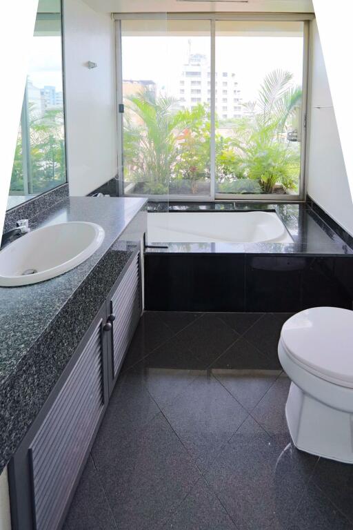 3 bed Condo in Ariel Apartments Sathon District C017620