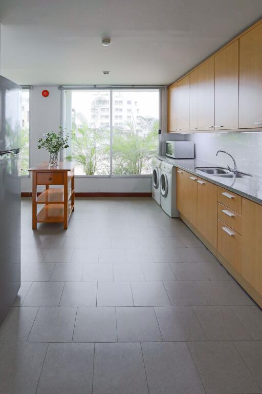 3 bed Condo in Ariel Apartments Sathon District C017620