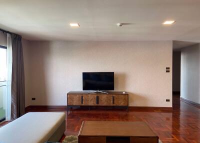 3 bed Condo in Casa Viva Khlong Tan Nuea Sub District C017567