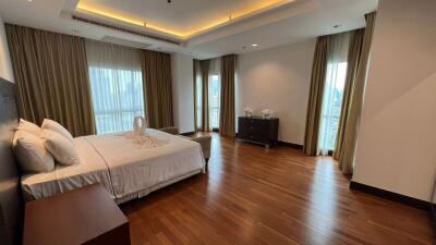 4 bed Condo in Royal Residence Park Lumphini Sub District C017503