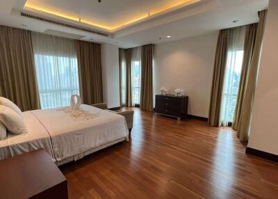 4 bed Condo in Royal Residence Park Lumphini Sub District C017503