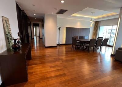 4 bed Condo in Royal Residence Park Lumphini Sub District C017503