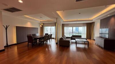 4 bed Condo in Royal Residence Park Lumphini Sub District C017503