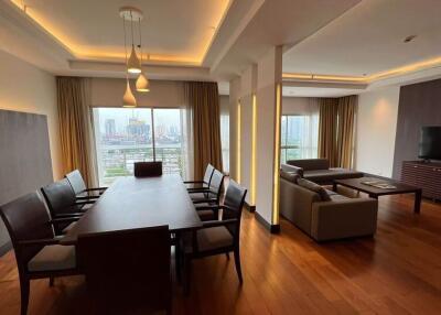 4 bed Condo in Royal Residence Park Lumphini Sub District C017503