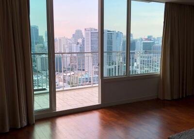 3 bed Condo in Baan Siri 24 Khlongtan Sub District C017413