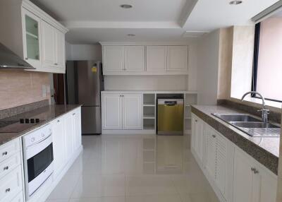 3 bed Condo in President Park Sukhumvit 24 Khlongtan Sub District C017412