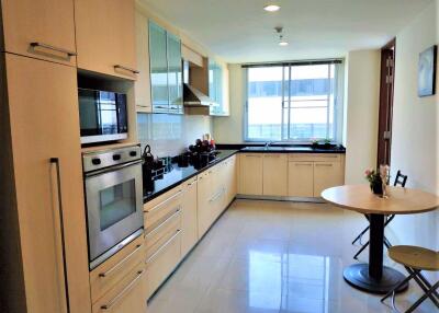 3 bed Condo in Sathorn Gallery Residences Bang Rak District C017322