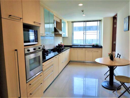 3 bed Condo in Sathorn Gallery Residences Bang Rak District C017322