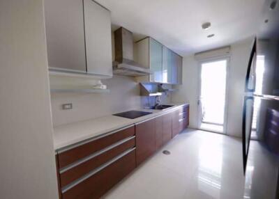 3 bed Condo in Avenue 61 Khlong Tan Nuea Sub District C017286