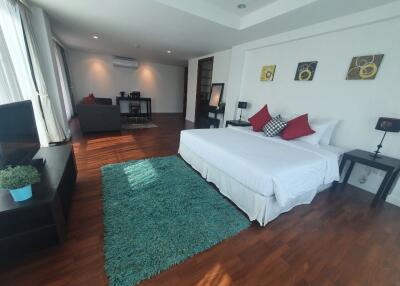 4 bed Condo in Sathorn Gallery Residences Bang Rak District C017255