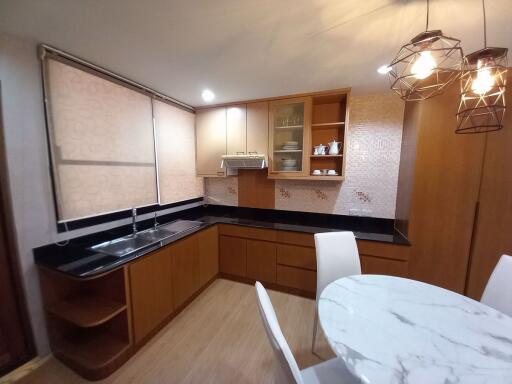 2 bed Condo in Baan Chan Khlong Tan Nuea Sub District C017208