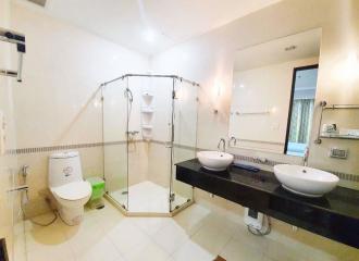 3 bed Condo in Baan Klang Krung Siam-Pathumwan Thanonphetchaburi Sub District C017159