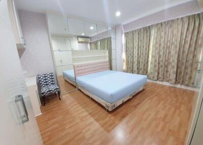 3 bed Condo in Baan Klang Krung Siam-Pathumwan Thanonphetchaburi Sub District C017159