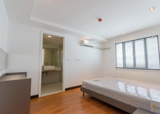 3 bed Condo in Le Nice Ekamai Phrakhanongnuea Sub District C017077