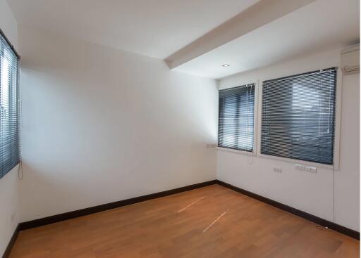 3 bed Condo in Le Nice Ekamai Phrakhanongnuea Sub District C017077