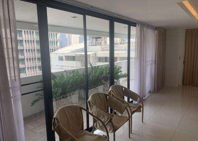 4 bed Condo in Inter Tower Khlong Toei Nuea Sub District C017075