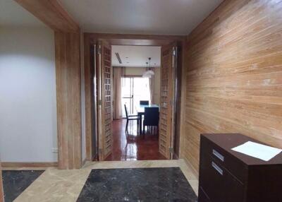 2 bed Condo in 33 Tower Khlong Tan Nuea Sub District C017044