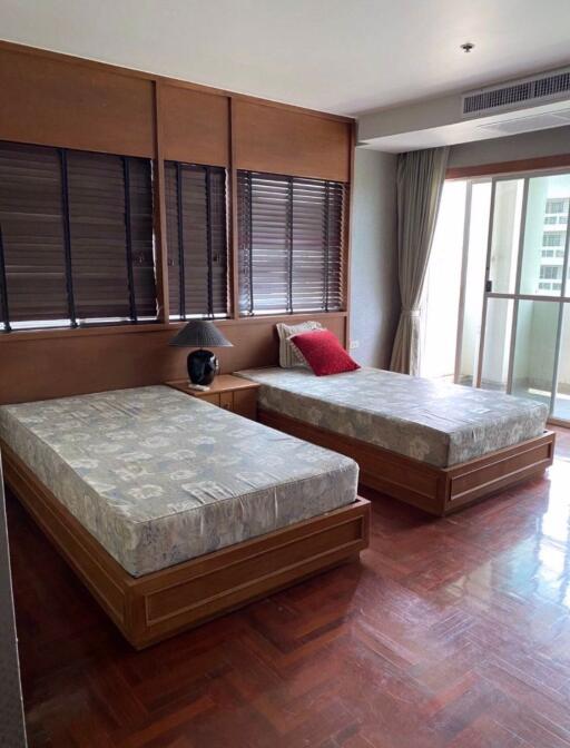 2 bed Condo in 33 Tower Khlong Tan Nuea Sub District C017044