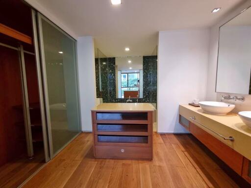 3 bed Condo in Ficus Lane Phra Khanong Sub District C017021