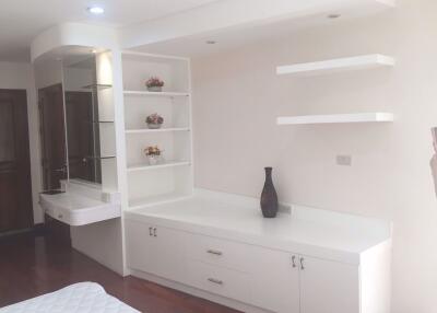 2 bed Condo in Asoke Place Khlong Toei Nuea Sub District C017012