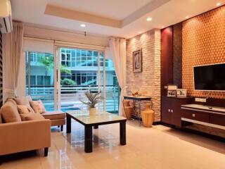 2 bed Condo in Avenue 61 Khlong Tan Nuea Sub District C016982