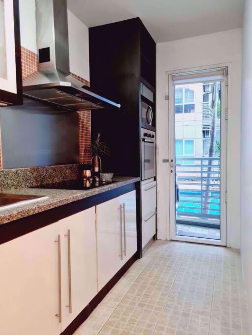 2 bed Condo in Avenue 61 Khlong Tan Nuea Sub District C016982