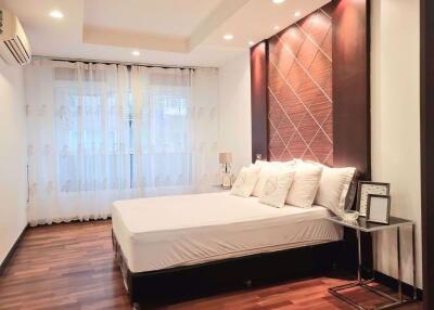 2 bed Condo in Avenue 61 Khlong Tan Nuea Sub District C016982