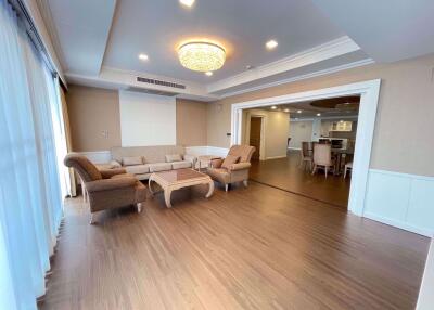 4 bed Condo in Oriental Towers Khlong Tan Nuea Sub District C016966