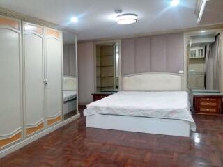 3 bed Condo in Empire House Khlong Tan Nuea Sub District C016965