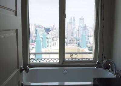2 bed Condo in Royce Private Residences Khlong Toei Nuea Sub District C016957