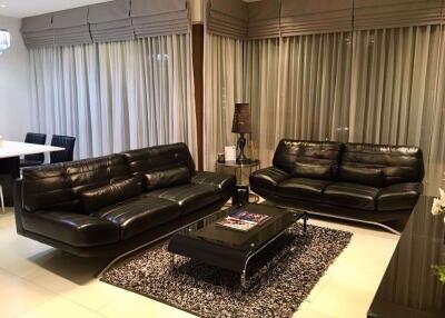 2 bed Condo in The Emporio Place Khlongtan Sub District C016910