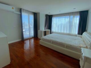 3 bed Condo in Baan Siri Thirty One Khlong Toei Nuea Sub District C016706