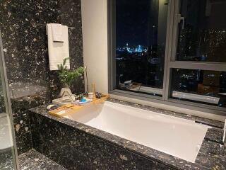 2 bed Condo in BEATNIQ Sukhumvit 32 Khlongtan Sub District C016703