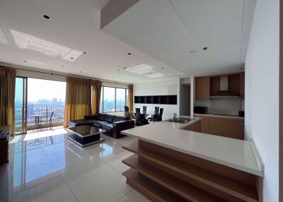 3 bed Condo in The Emporio Place Khlongtan Sub District C016655