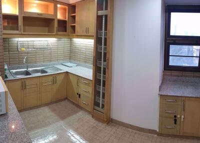 3 bed Duplex in Supalai Place Condominium Khlong Tan Nuea Sub District D016649