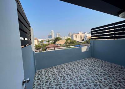 4 bed House Din Daeng Sub District H016565