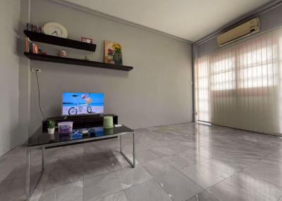 4 bed House Din Daeng Sub District H016565