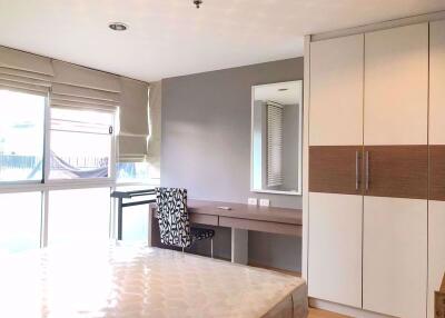 2 bed Condo in Serene Place Sukhumvit 24 Khlongtan Sub District C016553