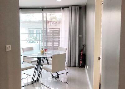 2 bed Condo in Serene Place Sukhumvit 24 Khlongtan Sub District C016553