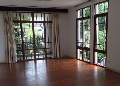 4 bed House in Baan Sansiri Sukhumvit 67 Phrakhanongnuea Sub District H016499