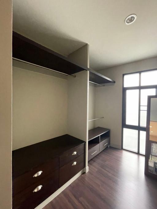 2 bed Condo in Chapter 31 Khlong Tan Nuea Sub District C016488