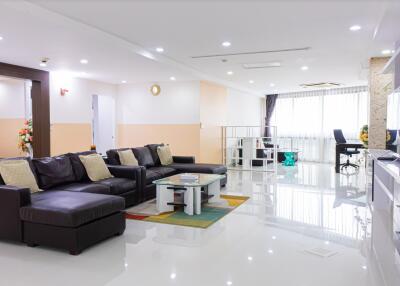 3 bed Condo in President Park Sukhumvit 24 Khlongtan Sub District C016482