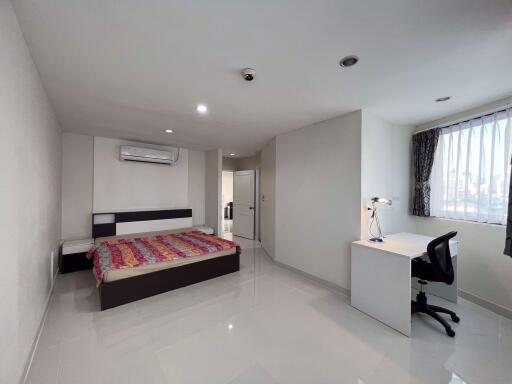 3 bed Condo in President Park Sukhumvit 24 Khlongtan Sub District C016482