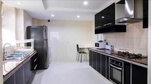 3 bed Condo in President Park Sukhumvit 24 Khlongtan Sub District C016482