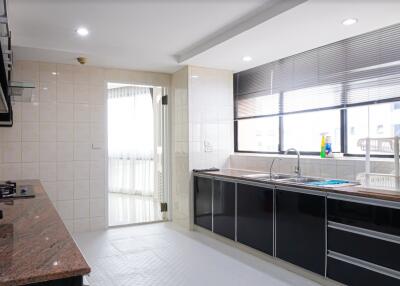 3 bed Condo in President Park Sukhumvit 24 Khlongtan Sub District C016482