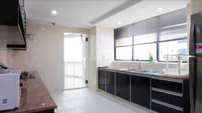 3 bed Condo in President Park Sukhumvit 24 Khlongtan Sub District C016482