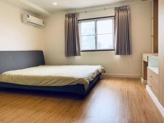 2 bed Condo in Top View Tower Khlong Tan Nuea Sub District C016468