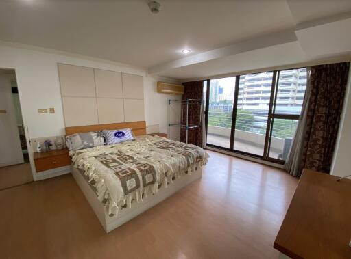 2 bed Condo in Supalai Place Condominium Khlong Tan Nuea Sub District C016455