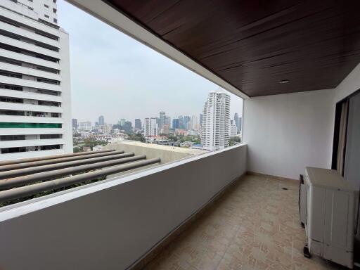 3 bed Condo in Casa Viva Khlong Tan Nuea Sub District C016442