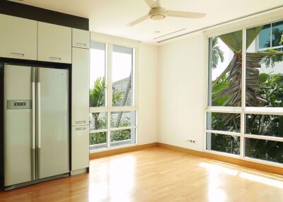 4 bed Condo in The Trees Sathorn Chong Nonsi Sub District C016428